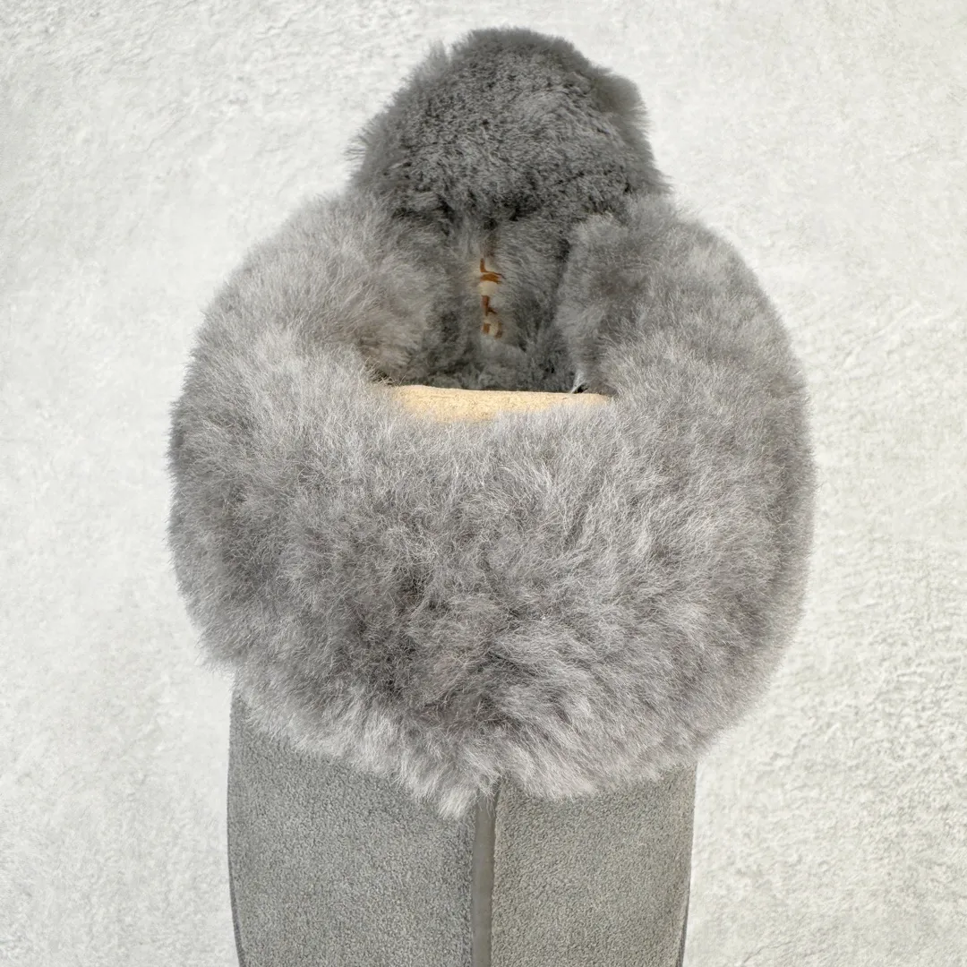 Pick up locally 💰520 UGG 2550 Star thick-soled autumn and winter sheep fur integrated snow boots. All shoes are made from ZP. Longfeng A-grade Australian imported sheep fur integrated brand OEM production line. Fully follow the ZP process. OEM original pattern maker adheres to the principle of no original shoes and no development selection. Pay attention to every detail. The most authentic TREADLITE "light wing" technology outsole on the market. Lightweight/durable/flexible/pile size: 35 36 37 38 39 40 Coding: by2936060